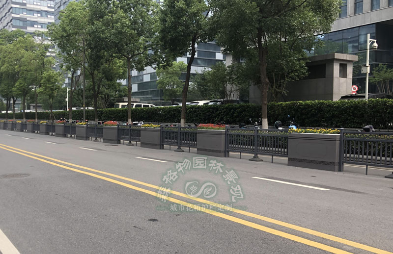 嘉興道路機(jī)非隔離pvc花箱護(hù)欄案例