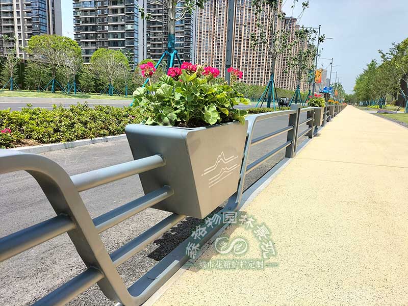 嘉興市政道路不銹鋼花箱護(hù)欄案例