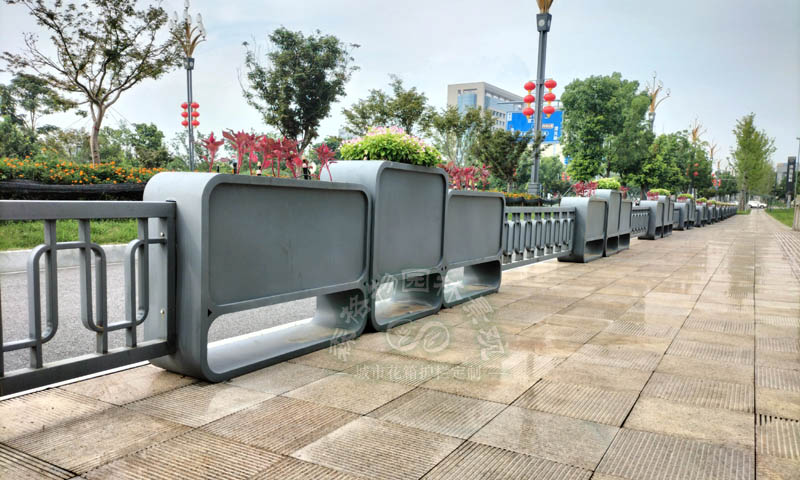 嘉興不銹鋼道路花箱護(hù)欄案例