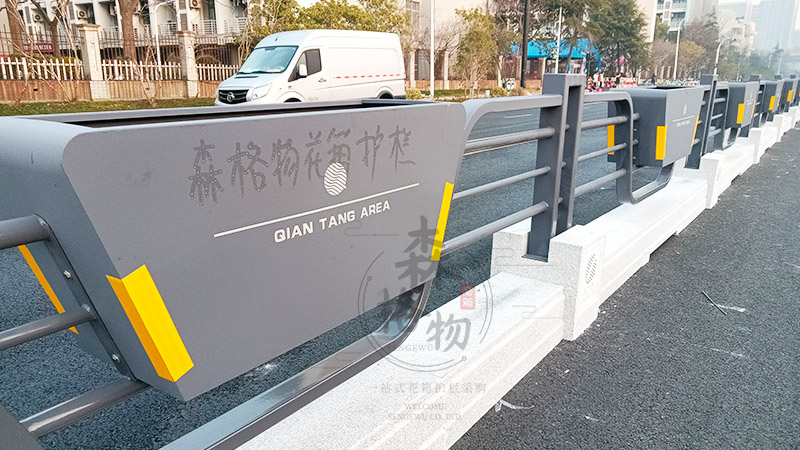 嘉興隔離石墩船形花箱護(hù)欄案例