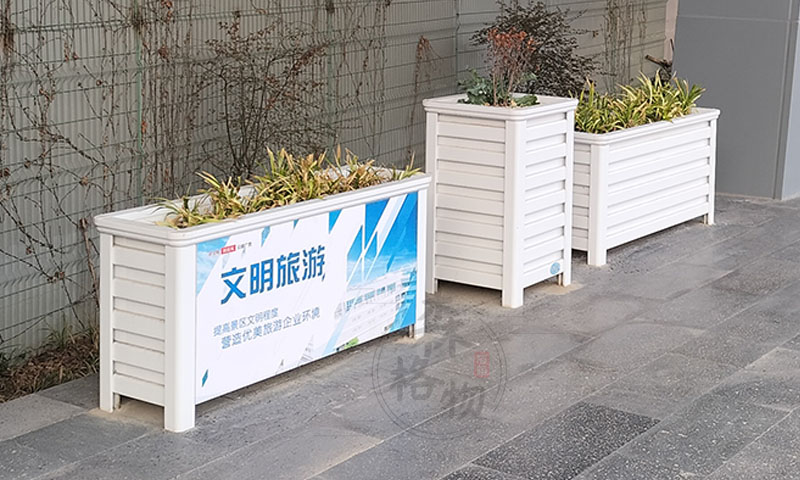 嘉興白色鋁合金花箱加亞克力宣傳板案例